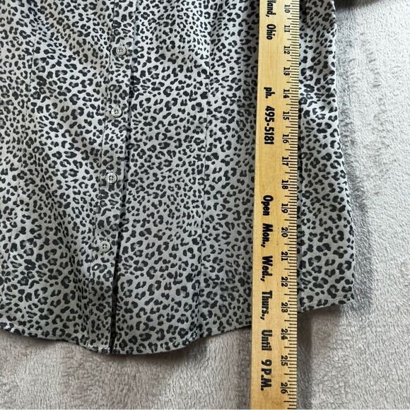Chico’s No Iron Coolmax All Season Button Up Shirt Gray Leopard Career Women’s S - Picture 4 of 7